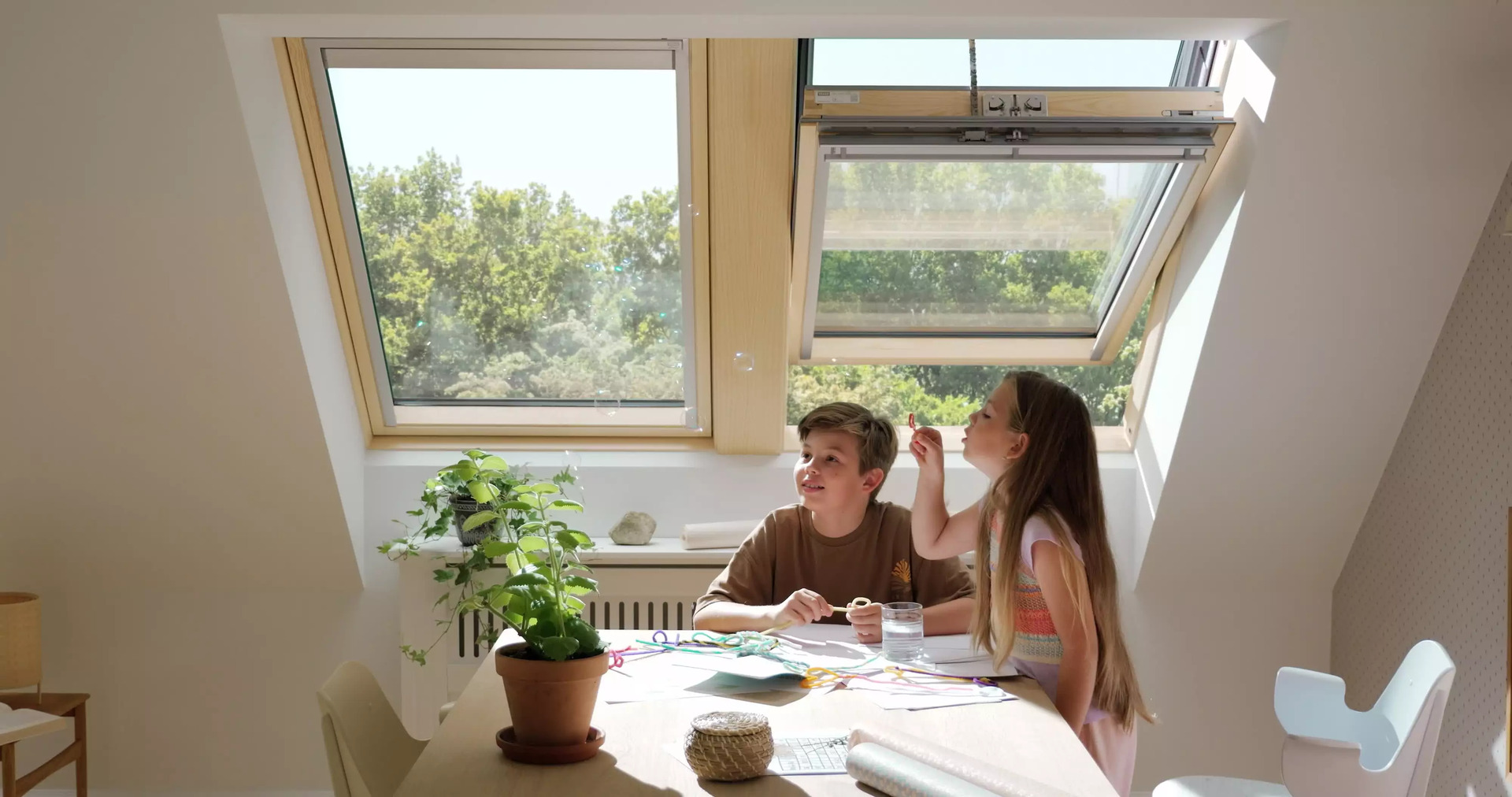 Dálkově ovládaná střešní okna VELUX